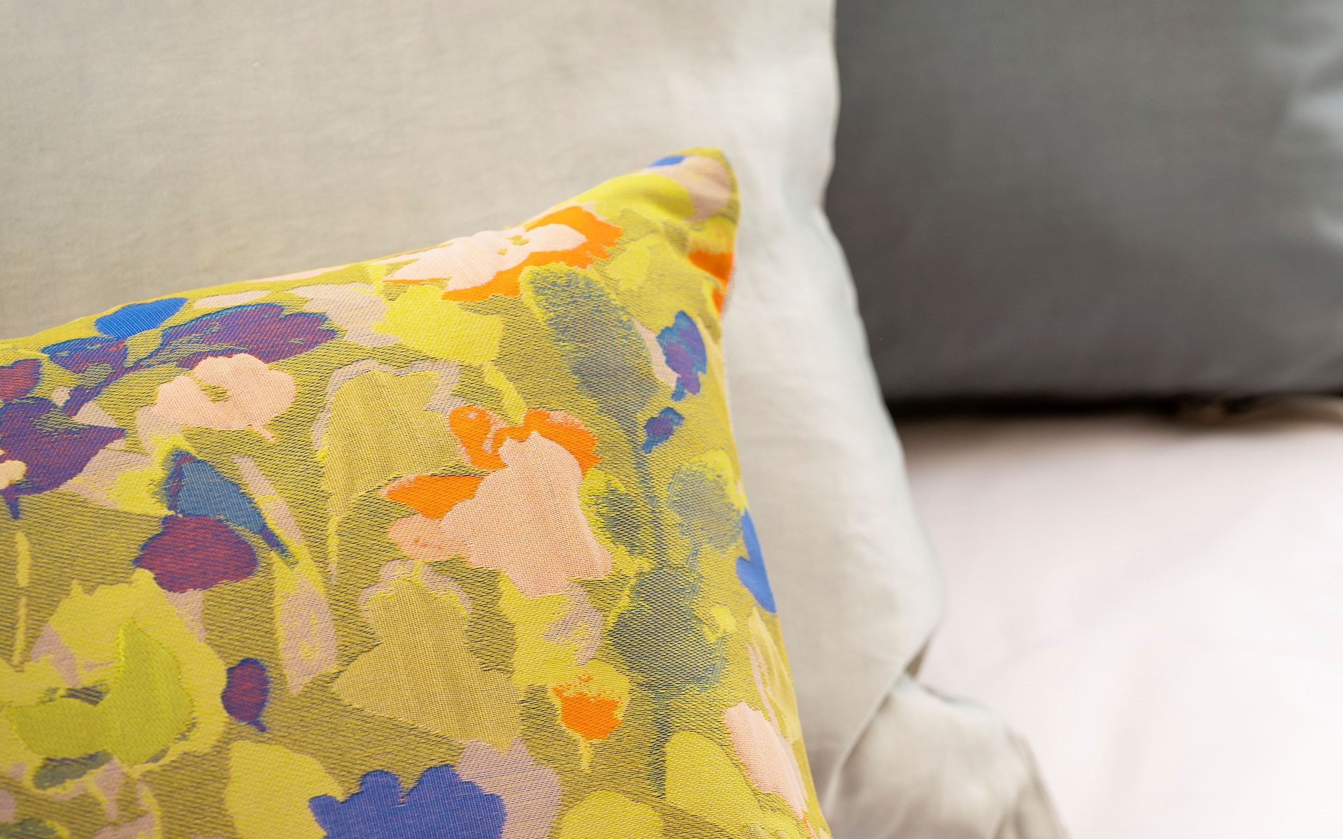 Mrs.Me home couture - cushion Petal Yellow detail1 WEBS
